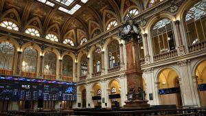 La Bolsa española borra 85.000 millones de valor desde su récord de agosto por el temor a una crisis de deuda internacional