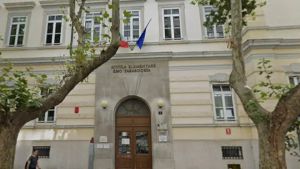 Cede il controsoffitto nella scuola Tarabochia di Trieste: lezioni alla Brunner e Saba