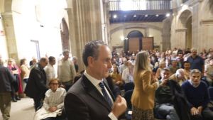 El coronel Pedro Baños rearma la Hispanidad en Gijón con un llenazo en la Colegiata: 