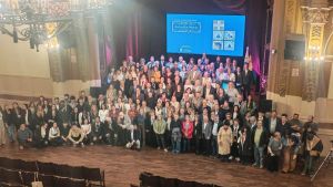 Lágrimas de señaldá y deseos de futuro en la clausura en Buenos Aires del primer encuentro de asturianos en el exterior
