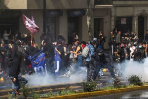 Marcha Confech: querella de alcaldía de Santiago revela intento de saqueo, violentos destrozos y rayados a iglesia