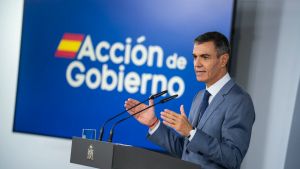 Sánchez enchufa la máquina del fango con la vivienda