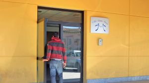 Maltrattamenti, interviene il giudice: “I bambini vanno subito trasferiti”. Corsa per trovare strutture vicine