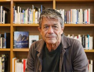 Carrère y la escritura para escapar de la inmediatez