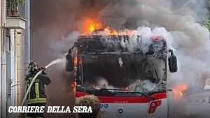 Va a fuoco un altro autobus Eav a Castellammare, l'Orsa: «Ora basta»