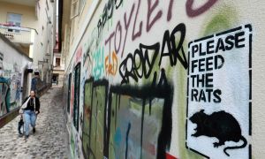 »Niti en teden ni minil, pa se je na fasadi že pojavil prvi napis«: Za prenovo plačal 15 tisočakov, zdaj pa nemočen opazuje grafite