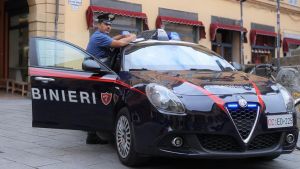 Si avvicina in monopattino e le strappa la collana d’oro: anziana scippata sotto casa
