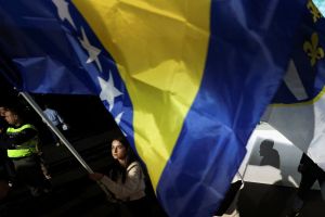 (Peron št.16) Kolumna Marka Radmiloviča: Trije debili in ostale zgodbe. Kako se vsako jesen odpravim v Bosno