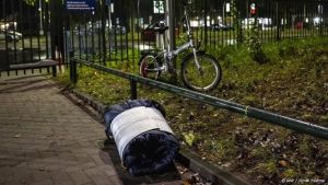 Geen asielzoekers op grasveld bij aanmeldcentrum zaterdagochtend