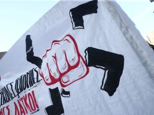 Ακροδεξιά επίθεση στην Ελευσίνα: Παραδόθηκε ένας από τους δράστες – Σοκάρει η περιγραφή του θύματος