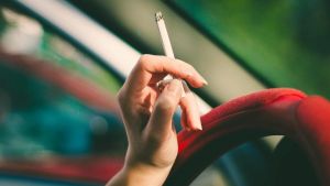 Neue Gerechtigkeitslücke: Wer denkt an die Autofahrer, die aufs Rauchen angewiesen sind?