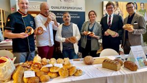 Sieben Bäcker unterziehen sich der fachlichen Beurteilung: Regionale Waren überzeugen bei Brotprüfung