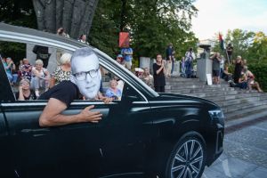 (STRAN 210) Kolumna Boštjana Narata: Moralni dogovor Mijiča in Stevanovića