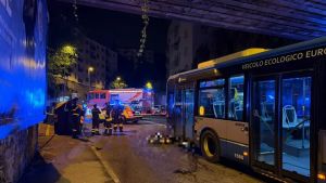 Schianto mortale nella notte a Trieste: motociclista perde la vita contro un autobus