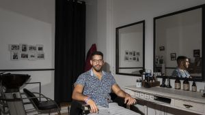Salva, italiano, deja Barcelona tras ser barbero y repartidor y vivir con su hijo en un local: “La ciudad no me lo puso fácil”