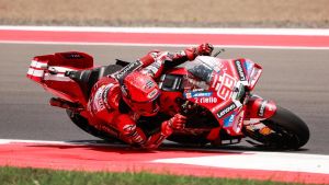 MotoGP Indonesia: le Aprilia sbagliano, Marquez no e vince la sprint. Ora è leader mondiale