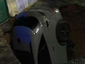 Napoli, voragine in strada a Materdei: sprofonda auto con a bordo un giovane
