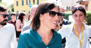 Elly riscrive la Costituzione ma non la legge