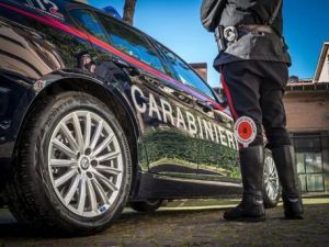 Aggrediti madre e figlio 12enne, tentavano di fermare tre uomini mentre sversavano illegalmente rifiuti