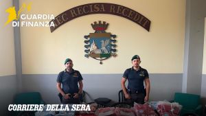 Maglie false del Napoli vendute sui social, sequestrati oltre 2.300 capi. Nell'etichetta il qr code porta al sito del club