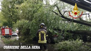 Maltempo a Napoli, frana a Mergellina: evacuati tre appartamenti