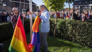 Burgemeester Oldebroek aanwezig bij hijsen regenboogvlag