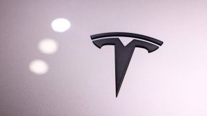 Tesla geeft rijassistent in Europa een nieuwe naam na kritiek