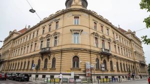 Anni di offese pesanti, poi lei grida aiuto e i parenti la trovano con i lividi: ex marito a processo