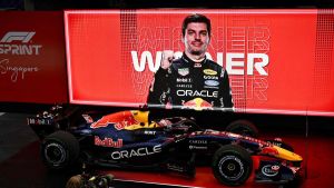 Gp Singapore, gara sprint a eliminazione: Verstappen vince davanti alle Ferrari. La fortuna aiuta Antonelli. Solo 13 auto al traguardo