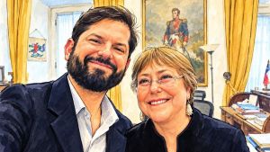 La tierna sonrisa amarilla de Boric y el golpe de astucia de Bachelet