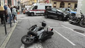 Scontro tra scooter e auto in centro a Trieste: strada chiusa e traffico paralizzato tra via Cadorna e le Rive