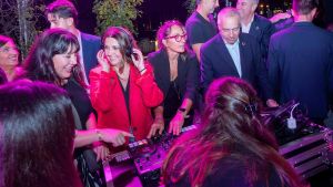 Ejecutivos convertidos en DJ y 200 VIPS en la Diagonal
