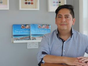 El chileno que lleva 36 años en las Malvinas y es el dueño del mejor hotel y restaurante de las islas Por Marcelo Soto 10 Oct. 2026, 11:55 am 4 min Compartir