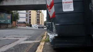 Sbanda e sbatte contro l’autobus a Trieste: chi era l’operaio della Bat morto nello schianto in moto