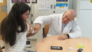 La ovetense Lucía Fernández, pionera en España con una bomba de insulina sin cables: 