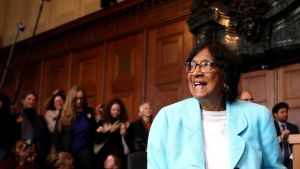 El Nobel premia la ley frente a la fuerza