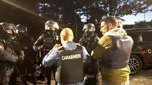 Terrore a Scanzorosciate: un uomo si barrica in casa armato di pistola