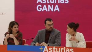Militantes del PSOE recogen firmas para exigir explicaciones por la designación directa de Adriana Lastra como cabeza de lista