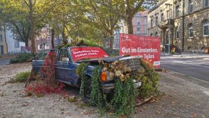„Geteiltes Auto rostet nicht“: Was es mit dem Schrottauto auf der Laube auf sich hat