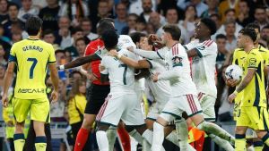 Vinícius opaca la victoria del Madrid con una agresión que le puede dejar sin clásico