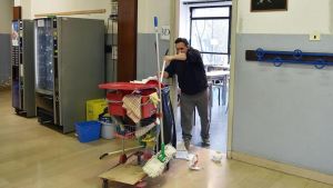 Bidelli ormai introvabili, la denuncia del direttore del Galileo: “Firmato il contratto, si mettono in malattia”