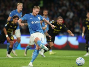 Il Napoli infilza il Frosinone: 3-0. De Bruyne ne segna due e illumina il gioco. Torna McTominay, il Maradona è tutto per lui