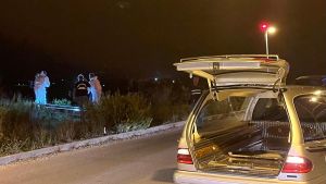 Cadavere nel campo, coltellata al cuore. Resta il mistero