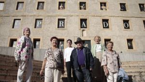 Las cigarreras aplauden el arte de Tabacalera que ilumina Cimavilla: 
