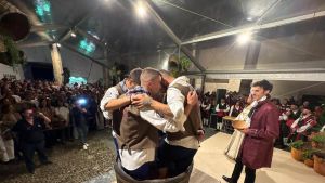 Bueyes, un carro del país, uvas y pies descalzos para obtener mosto: Cangas viaja al pasado para revivir una vendimia de antaño