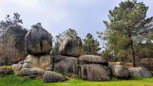 Sobranceiras e sacras penedas que asoman na paisaxe galega