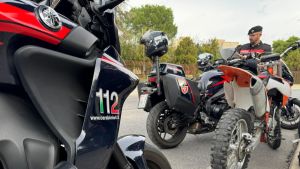 Napoli, disabile su sedia a rotelle «scippata» del telefonino