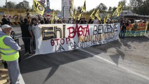 Porto Marghera, protesta contro Eni: «Picchi di benzene, la salute prima dei profitti»