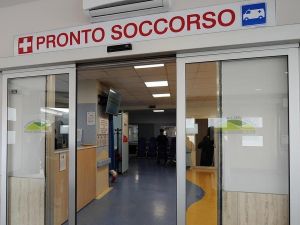 Sedicenne accoltellato alla schiena da uno sconosciuto nei pressi di piazza Dante