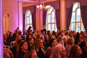 Dropp kvinneseminar. Kom dere heller inn i kommunestyret!